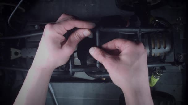 Механический ремонт игрушек — стоковое видео
