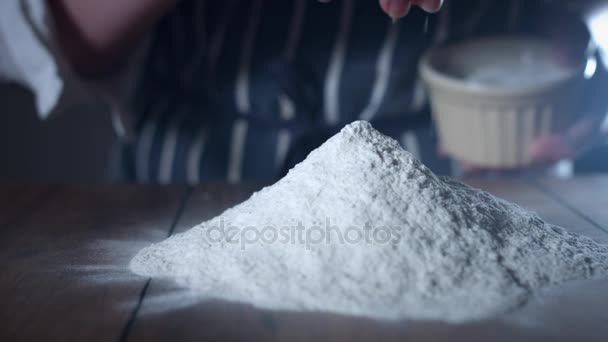 Baker toevoegen van zout — Stockvideo
