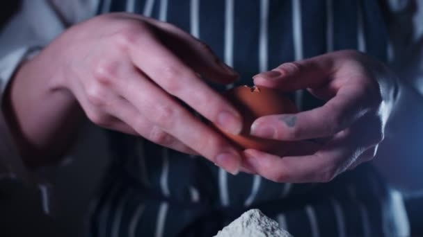 Baker estrellando huevo en la harina — Vídeos de Stock