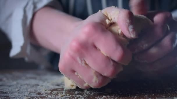 Bäcker knetet Teig — Stockvideo