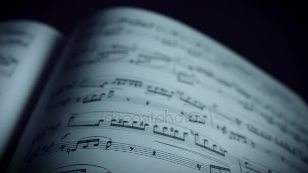 Музыкальные ноты в книге — стоковое видео