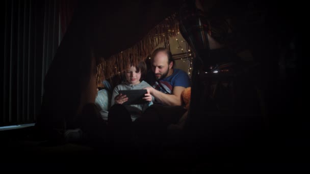 Enfant et papa jouant surTablette — Video