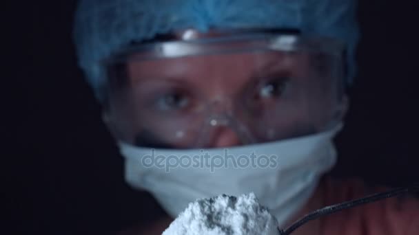 Científico con drogas Cocaína — Vídeos de Stock