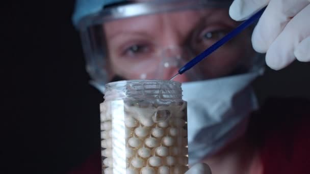 Crema de prueba científica con perlas — Vídeo de stock