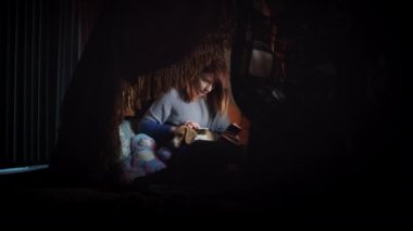 Kız köpekle battaniyenin altında