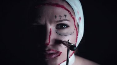 Kurban kadın çekiç ile