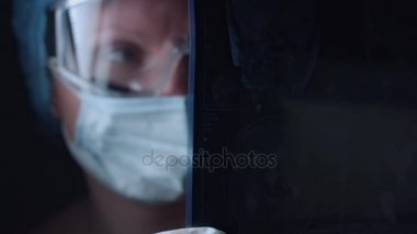 MRI tarama sonuçlarını inceleyerek bilim adamı