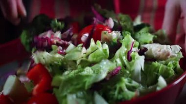 Taze sebze salatası.