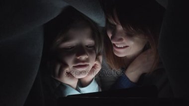 Çocuk ve anne Tablet üzerinde seyir 