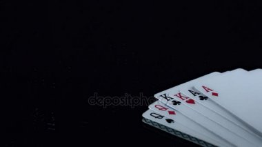 Poker kartları ve satıcı çip
