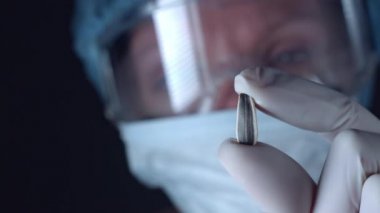 Tohum olan laboratuvar bilim adamı