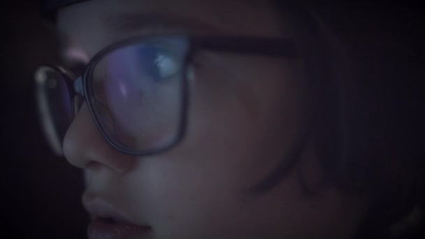 Ребенок с помощью компьютера — стоковое видео