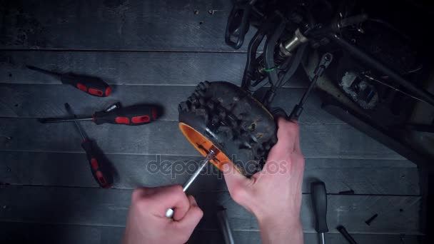 Mechaniker repariert Spielzeug — Stockvideo