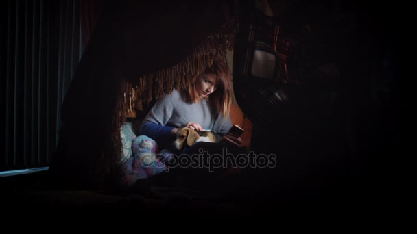 Menina sob cobertor com cão — Vídeo de Stock