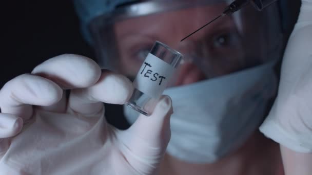 Bilim adamı toplama kan testi — Stok video