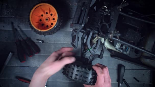 Mechanik naprawy zabawka — Wideo stockowe