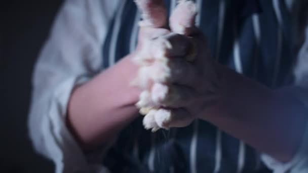 Bäcker putzt Hand — Stockvideo