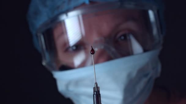 Bir enjeksiyon tutan bilim adamı — Stok video