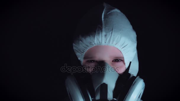 Niño en máscara respiratoria — Vídeo de stock