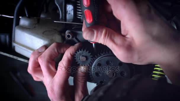 Mekaniker reparerar leksak — Stockvideo