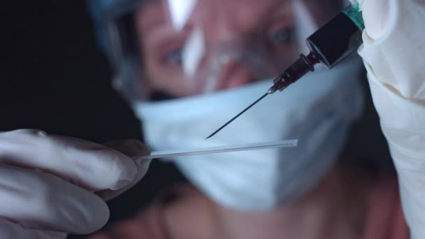 科学家检查血液测试 — 图库视频影像