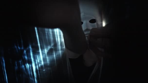 Женщина в маске после камеры — стоковое видео