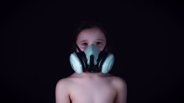 Kind in gasmasker masker — Stockvideo