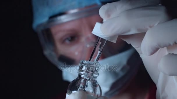 Cientista que examina solução química — Vídeo de Stock