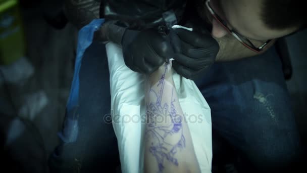 Reino Unido tatuaje profesional maestro obras — Vídeo de stock