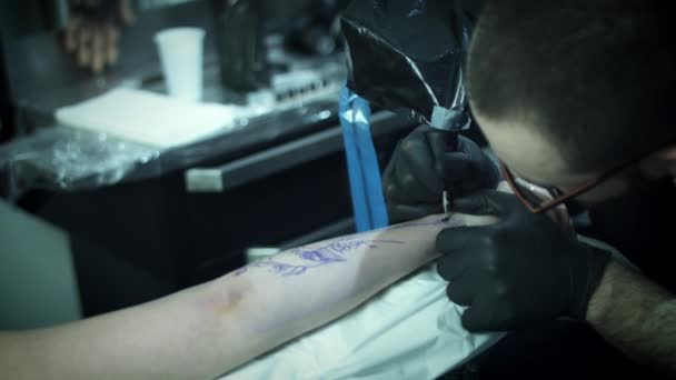 Master profesional tattoo UK bekerja — Stok Video