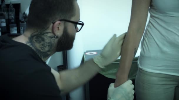 İngiltere'de dövme profesyonel ana işleri — Stok video