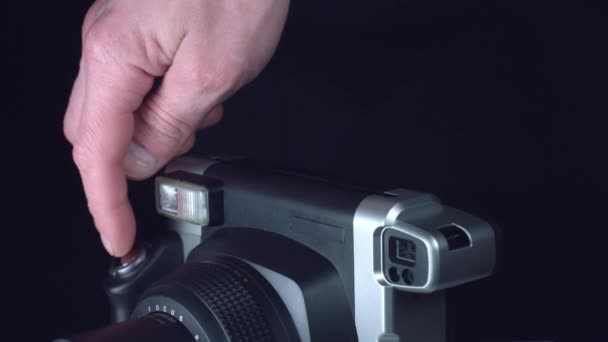 Μεγέθυνση Της Αρσενική Χέρι Και Φωτογραφική Μηχανή Για Φόντο Της — Αρχείο Βίντεο