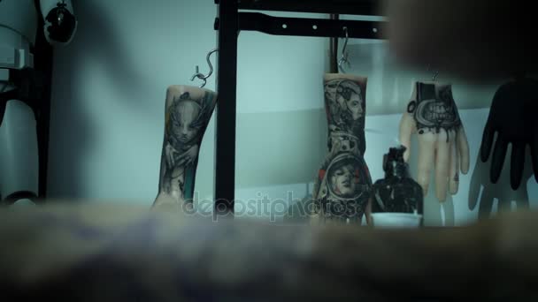 UK tattoo professionele meesterwerken — Stockvideo