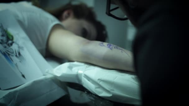 Профессиональные мастера татуировки Великобритании — стоковое видео