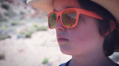 Çocuk poz ve Tenerife, İspanya'gülümseyen turuncu güneş gözlüğü
