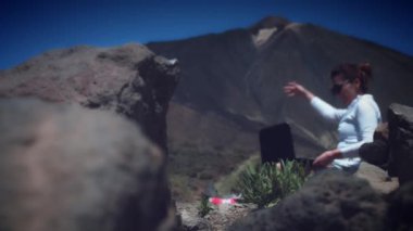 Tenerife, İspanya güzel yerlerde dizüstü bilgisayarda çalışan kadın