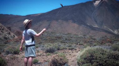 Tenerife, İspanya Selfie Stick kullanarak çocuk