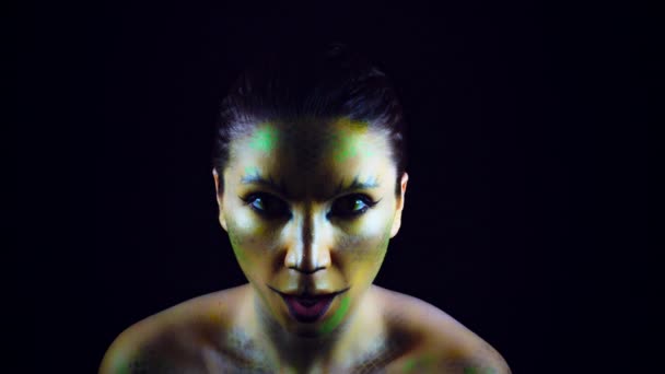Portrait Femme Avec Maquillage Serpent Gesturant Avec Langue — Video