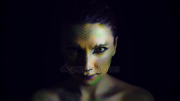 Retrato Mujer Con Maquillaje Serpiente Gestos Con Lengua — Vídeo de stock