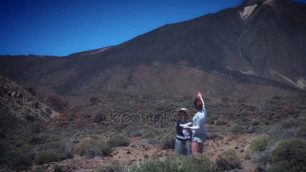 Familia Usando Selfie Stick Teléfono Lugares Hermosos Tenerife España — Vídeos de Stock