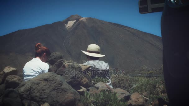 Touristen Unterhalten Sich Und Schauen Sich Schönen Orten Auf Teneriffa — Stockvideo