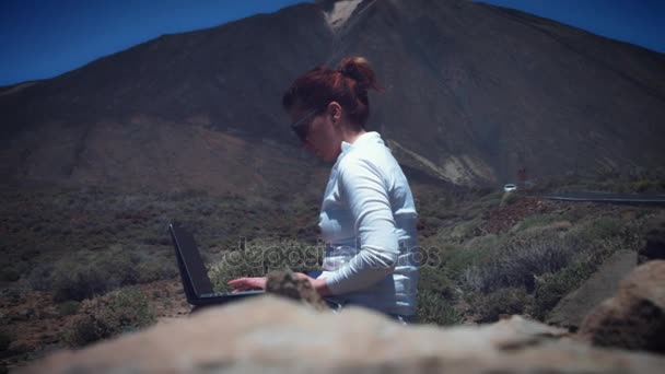 Frau Arbeitet Laptop Schönen Orten Auf Teneriffa Spanien — Stockvideo