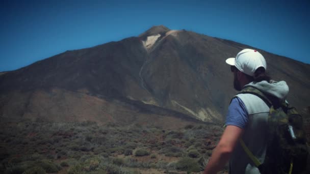 Hombre Turista Mirando Vulcano Lugares Hermosos Tenerife España — Vídeos de Stock