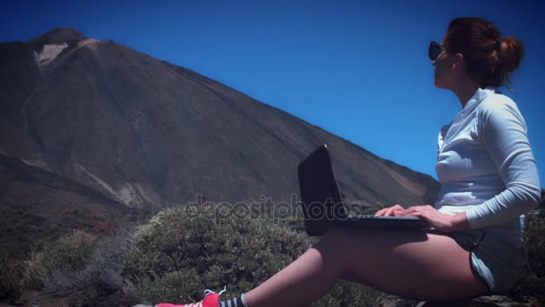 Frau Arbeitet Laptop Schönen Orten Auf Teneriffa Spanien — Stockvideo