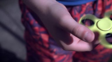 Topluca spinner stres giderici olarak pazarlanan bir oyuncak olduğunu. Bir yatak çok loblu bir düz yapı metal ya da plastik yapılan ortasına oluşur.
