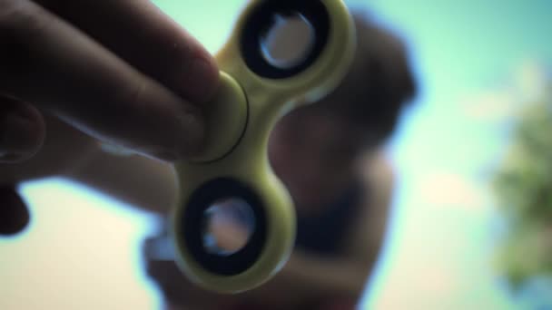 Un spinner de fidget est un jouet qui est commercialisé comme soulageant le stress. Il se compose d'un roulement au centre d'une structure plate multi-lobée en métal ou en plastique . — Video