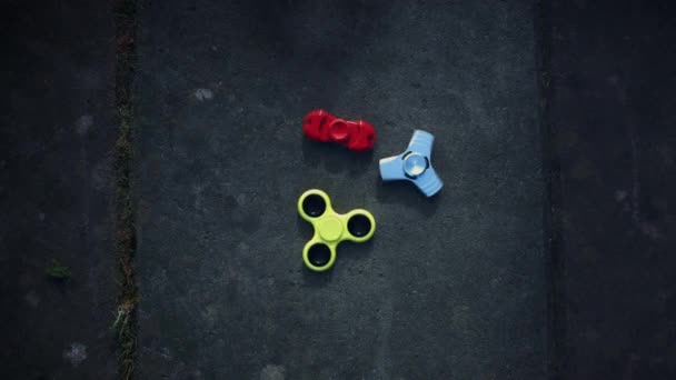 Een fidget spinner is een stuk speelgoed dat wordt verkocht als het verlichten van stress. Het bestaat uit een peiling in het midden van een multi Gelobde platte structuur gemaakt van metaal of plastic. — Stockvideo