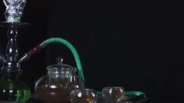 stüdyoda çalışan adam