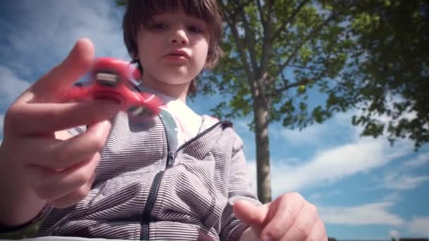 Kaukasische jongen van 10 jaar oud — Stockvideo