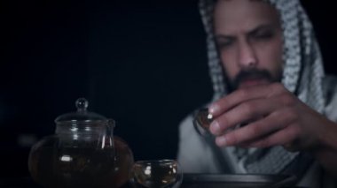 stüdyoda çalışan adam